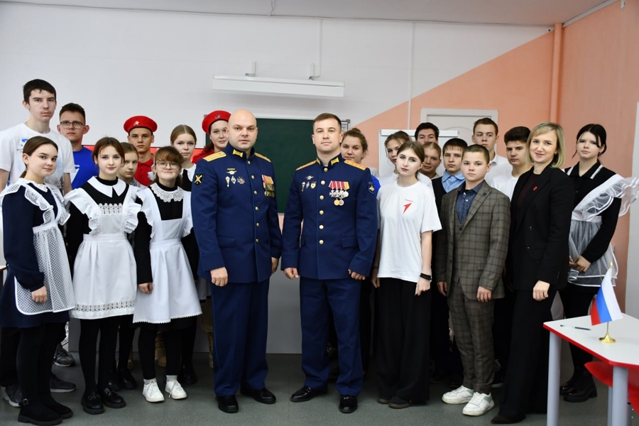 В школах Алатырского округа прошли встречи с участниками специальной военной операции — подполковником Репкиным Артемием Олеговичем и капитаном Климкиным Александром Валерьевичем