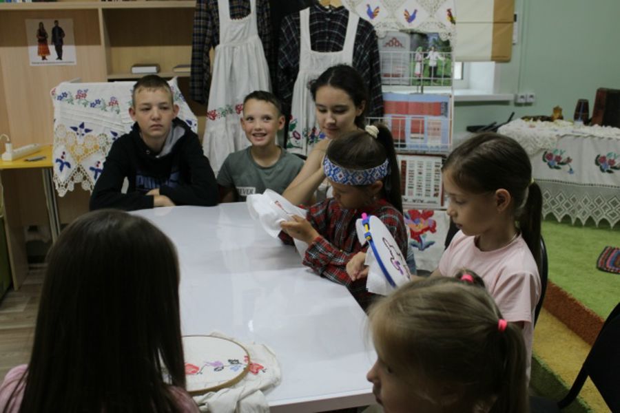 В Мультикультурной библиотеке Шемуршинского округа состоялся краеведческий час «Бабушкин сундук»