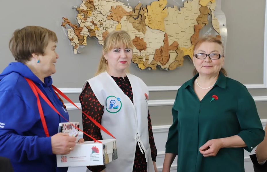 Жители Яльчикского округа присоединились ко Всероссийской благотворительной акции «Красная гвоздика»