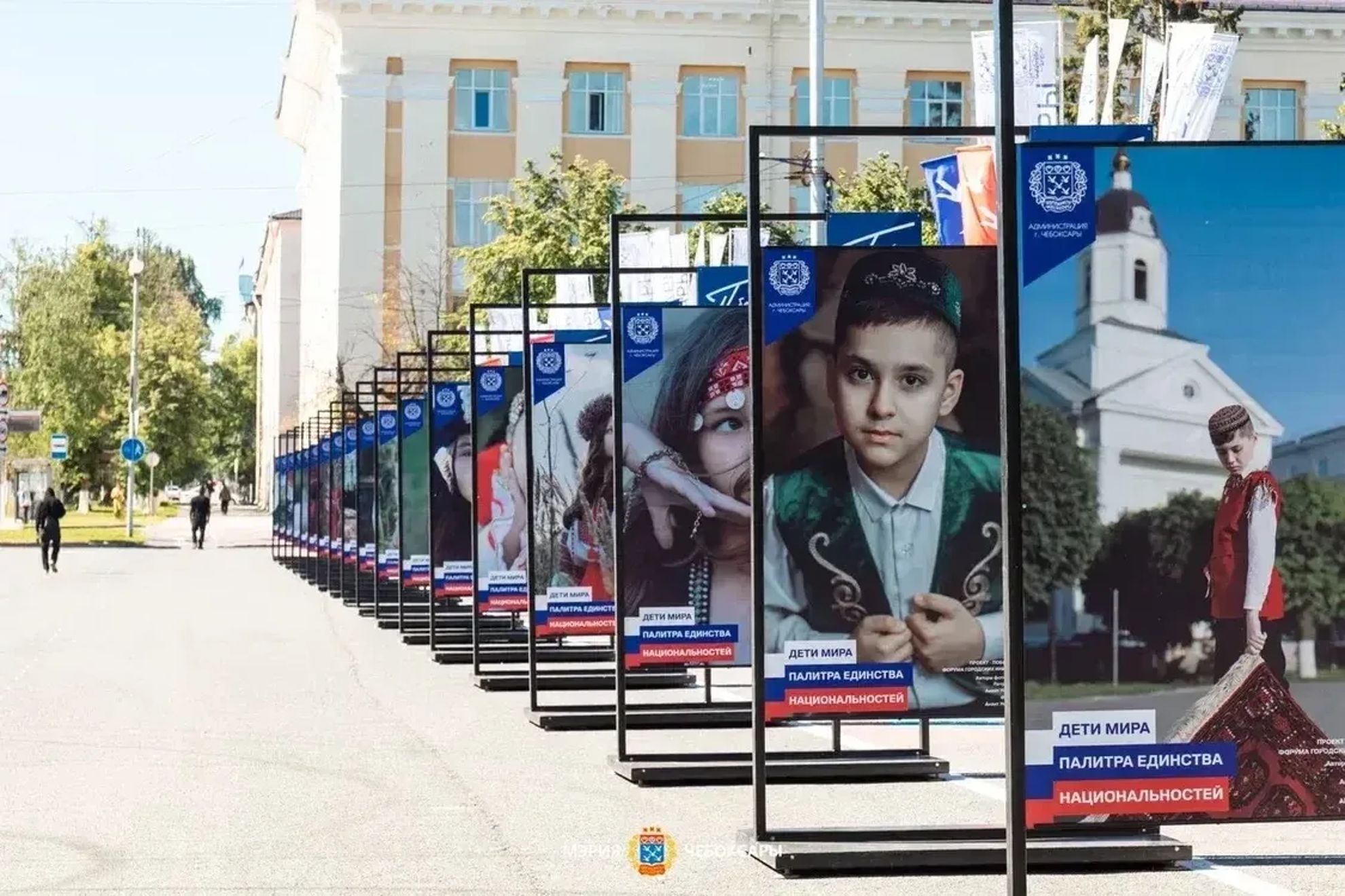 На Площади Республики теперь развернулась уникальная фотовыставка «Дети мира»