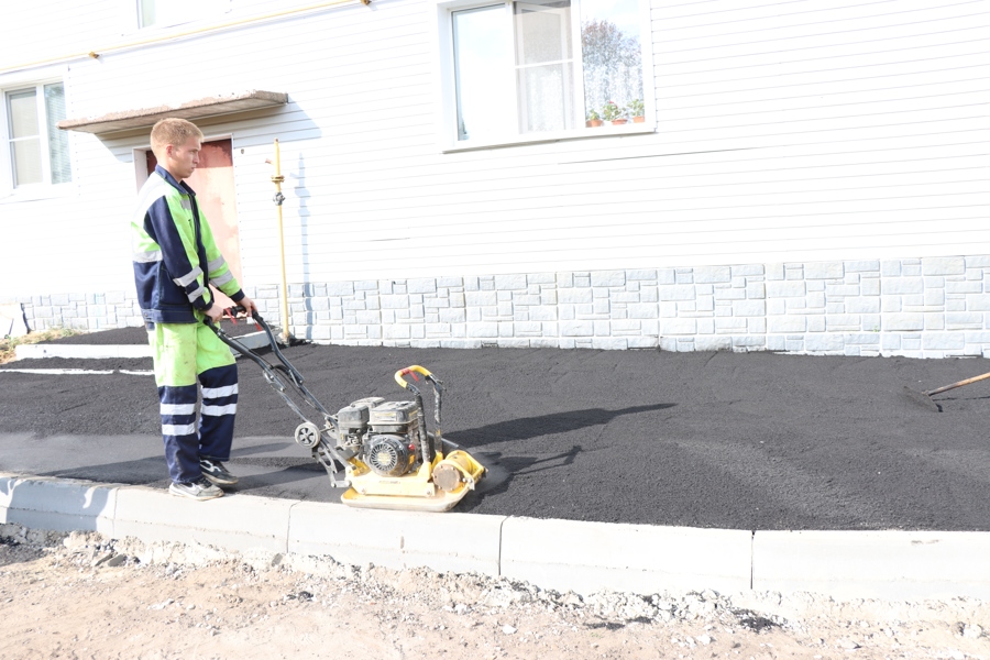 Вчера подрядная организация «РДС» приступила к укладке асфальтобетонного покрытия на тротуарах по проекту благоустройства дворовых территорий