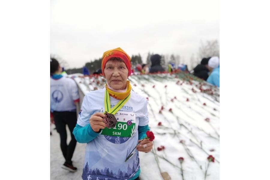 «Серебряный» волонтер Роза Алексеева приняла участие в 55-м зимнем марафоне «Дорога жизни»
