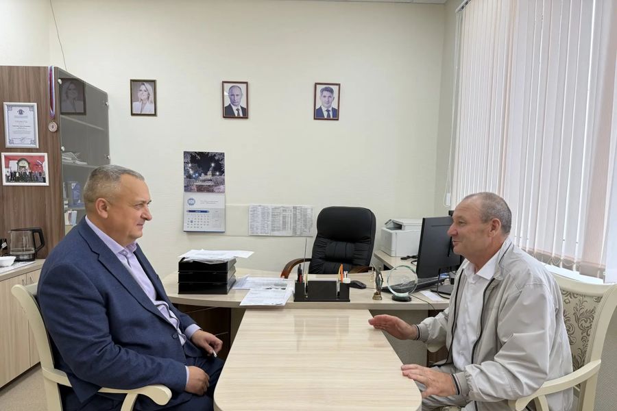 Уполномоченный по правам человека в Чувашской Республике Сергей Самостюк провел рабочую встречу со своим общественным помощником Александром Гурьевым