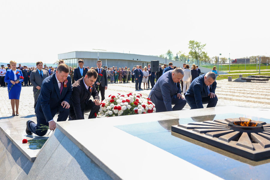 Уполномоченный по правам человека в Чувашской Республике  Сергей Самостюк принял участие в церемонии возложения цветов  к Вечному огню