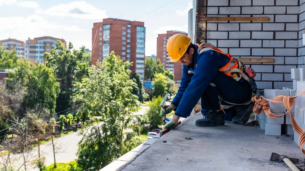 В Чебоксарах восстановили 45 домов, пострадавших в результате атаки вражеских БПЛА 5 мая (НТРК)