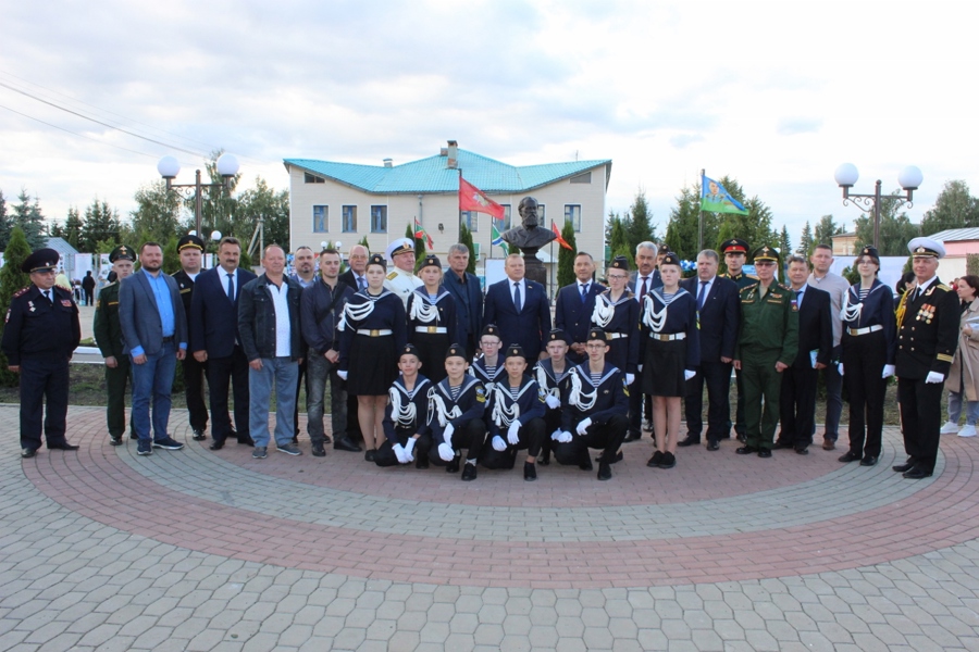 В центре села Порецкое установлен бюст академика-кораблестроителя А.Н. Крылова