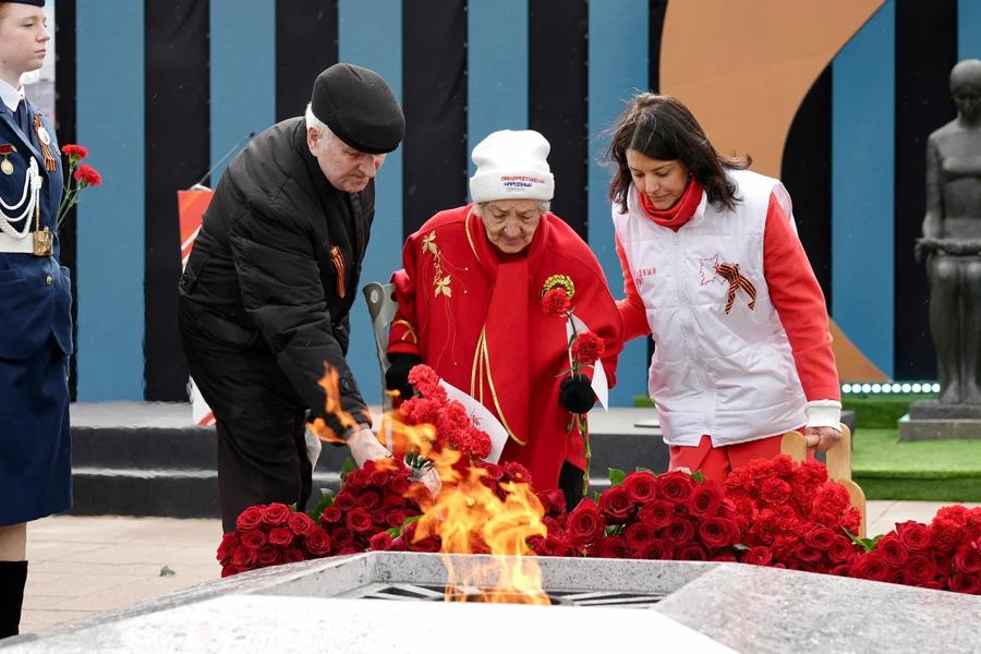 80 Вечных огней одновременно зажглись сегодня в рамках Всероссийской акции «Храним огонь Победы»