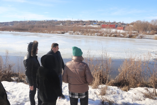 Глава администрации города Алатыря Д.В. Трифонов оценил обстановку на реке Сура