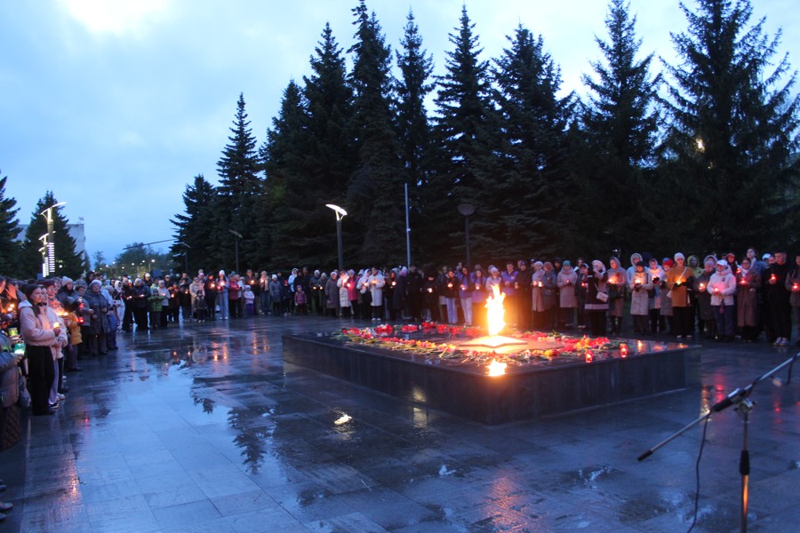 Накануне Дня Победы жители и гости города Канаш присоединились к акции «Зажги свечу памяти»