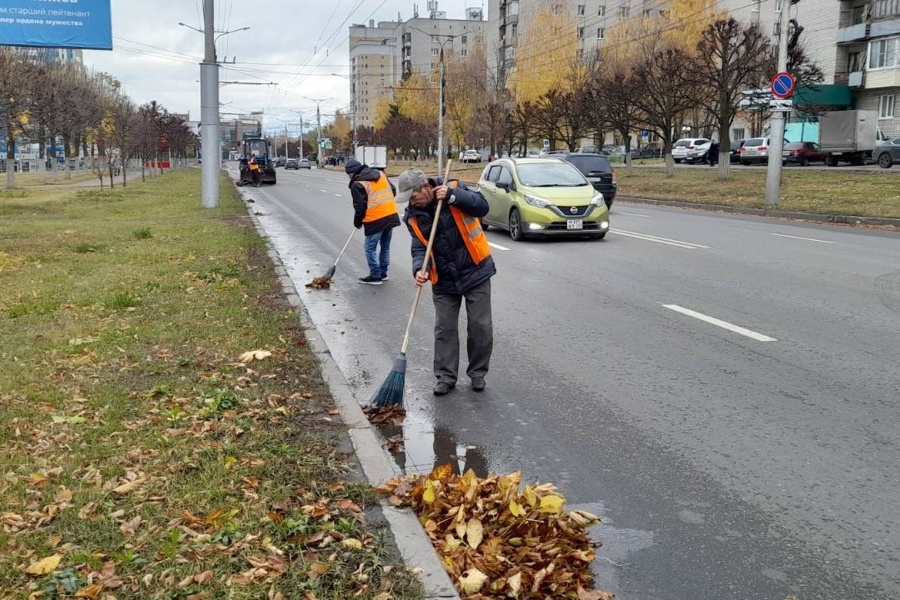 В Чебоксарах устраняют последствия ураганного ветра