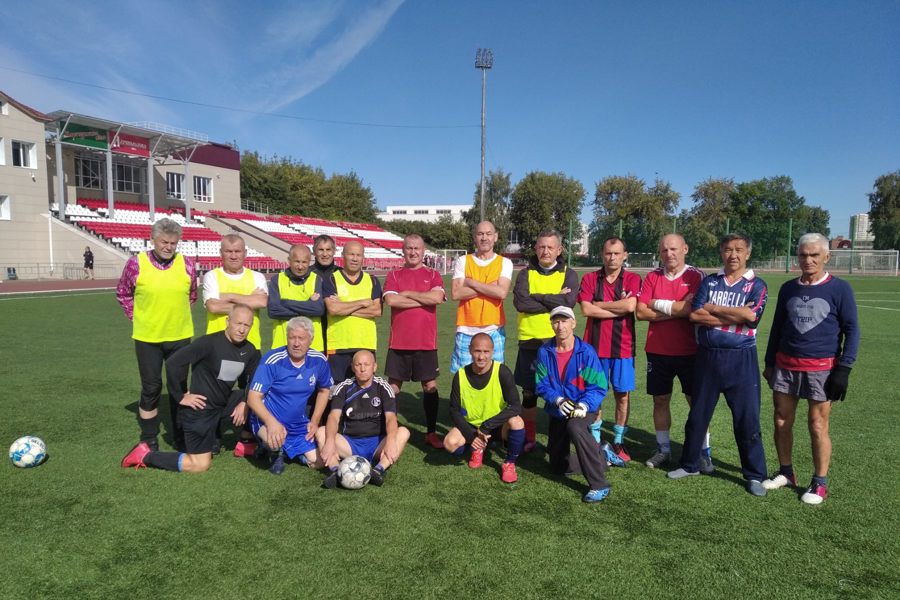 В Калининском районе проводятся товарищеские игры по футболу среди ветеранов 60 лет и старше