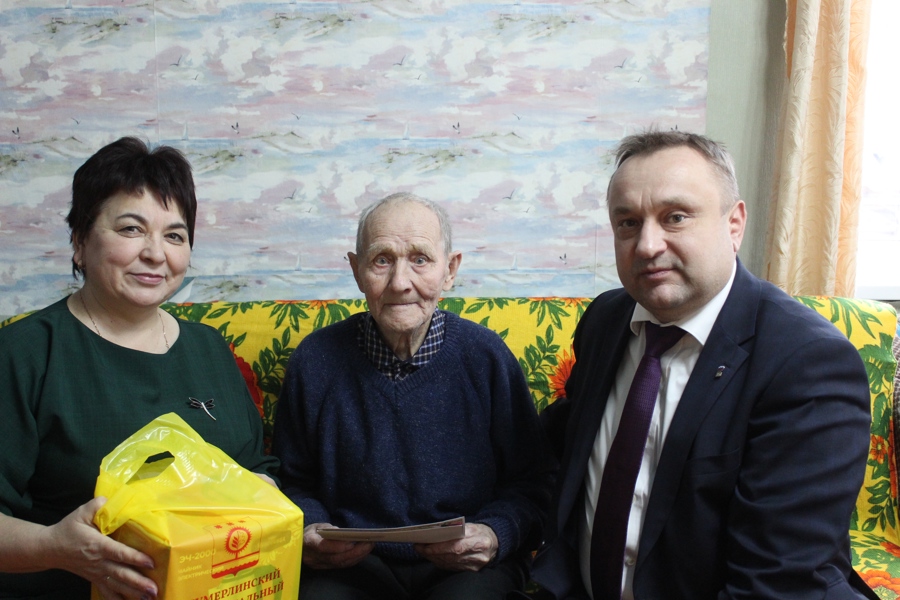 С 95-летним юбилеем поздравили жителя дер. Бреняши Ванюкова Вячеслава Максимовича
