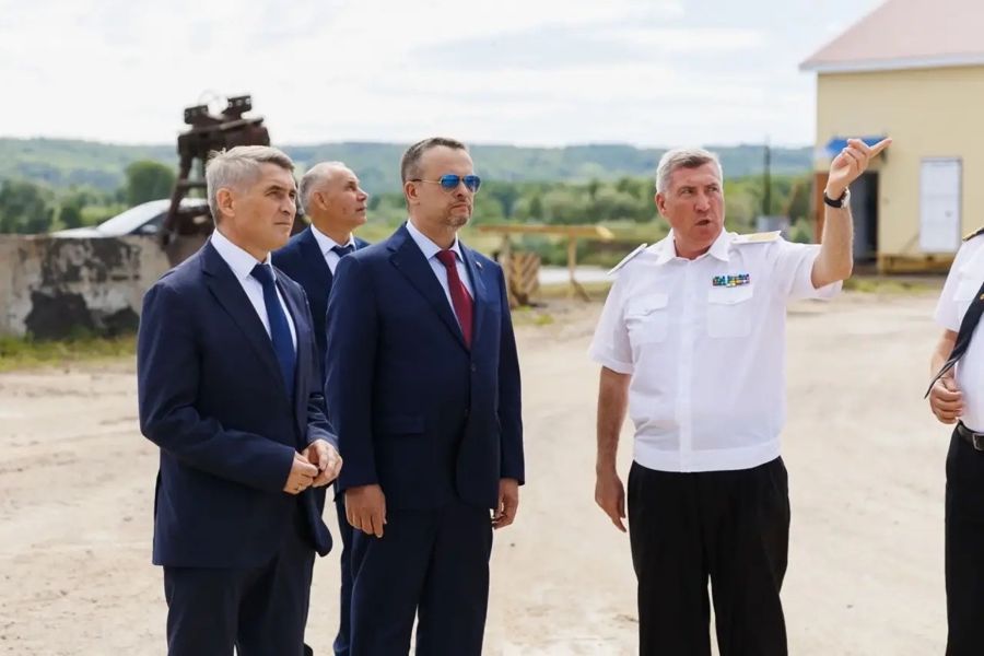 Новочебоксарский грузовой причал посетили министр транспорта России Андрей Никитин и Глава Чувашии Олег Николаев