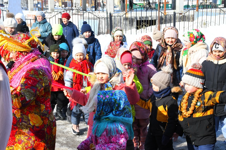 В  сквере «Юбилейный» сегодня состоялось празднование детской Масленицы