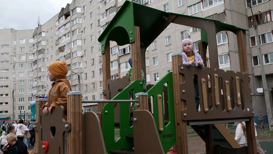 В Юго-Западном районе Чебоксар открыли современную детскую площадку по программе «НИМЕ — Народный бюджет» (НТРК)