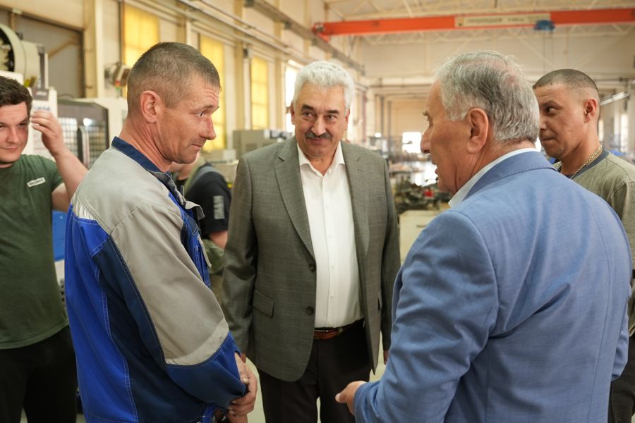 Леонид Черкесов обсудил вопросы, волнующие сотрудников Комбината автомобильных фургонов в Шумерле