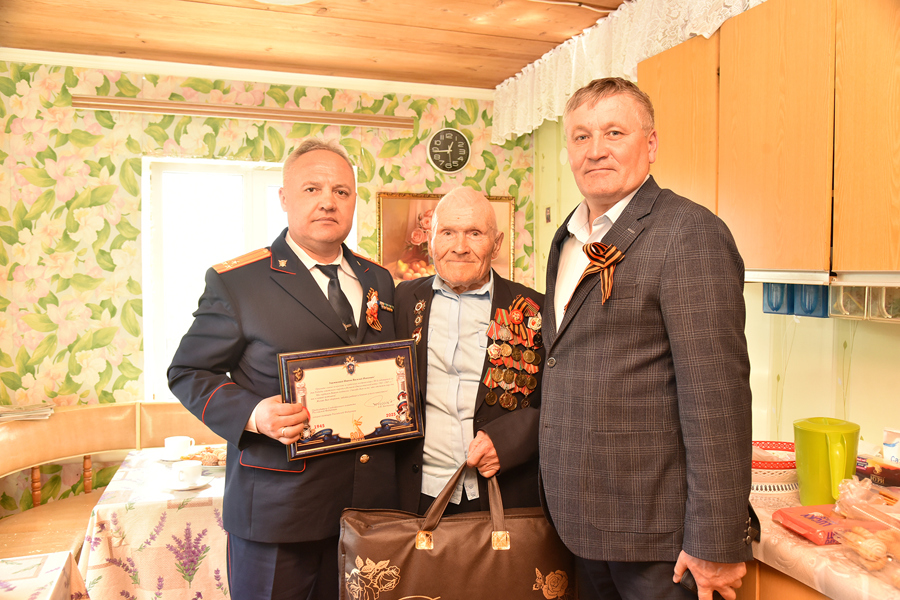 Ветеран Великой Отечественной войны Василий Иванович Иванов принимает поздравления с 80-ой годовщины Победы