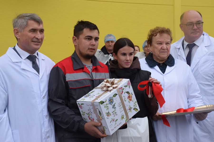 Две молодые семьи нашего округа стали обладателями новых частных домов. Такой подарок своим сотрудникам сделал сельскохозяйственный производственный кооператив «Коминтерн»