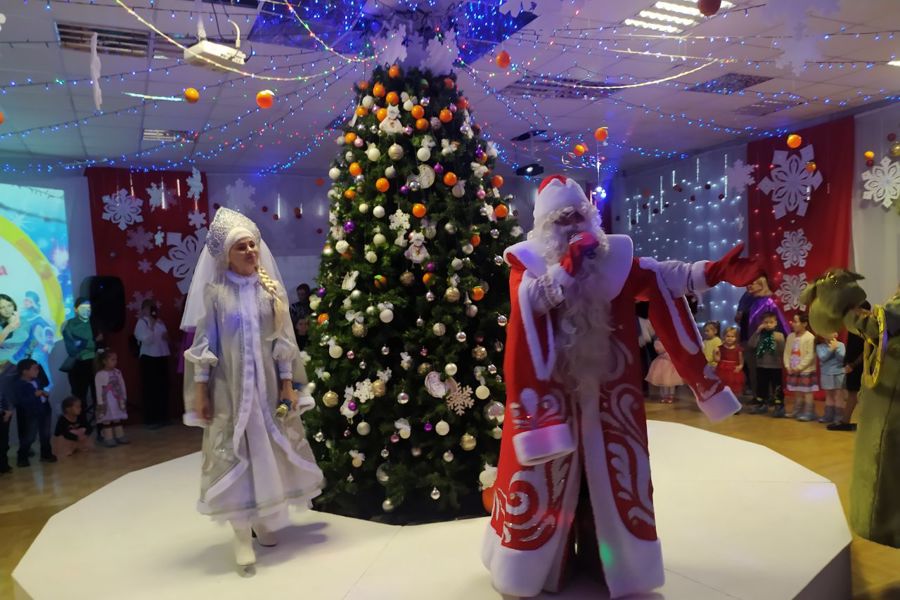 Новогодние поздравления на социальной елке прозвучали для 200 детей Ленинского района