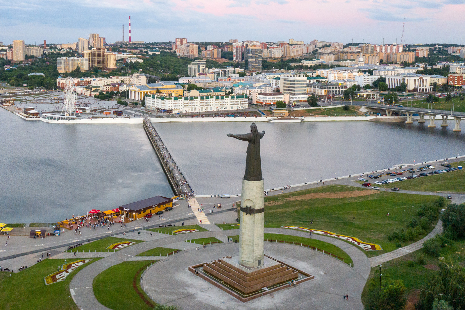 Чăваш Республикин Пуçлăхĕ Олег Николаев  Хула кунӗ ячӗпе  саламлани