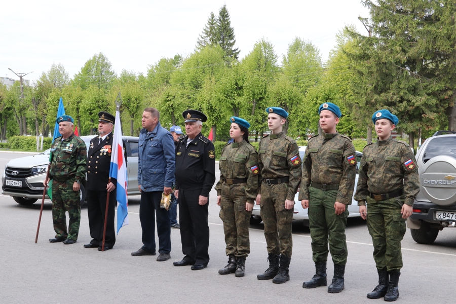 Сегодня утром от площади перед зданием городской администрации отправилась автоколонна с флагами