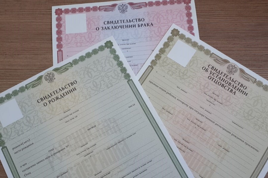 В отделе ЗАГС по Калининскому району молодая пара получила сразу три государственных документа