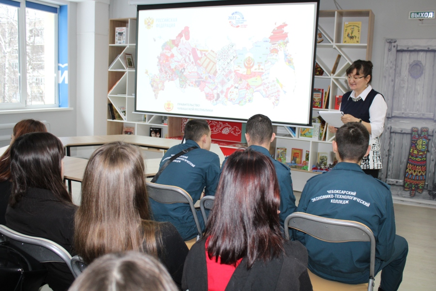 В Чувашской республиканской детско-юношеской библиотеке состоялась презентация книги-альбома «Вышитая карта России»