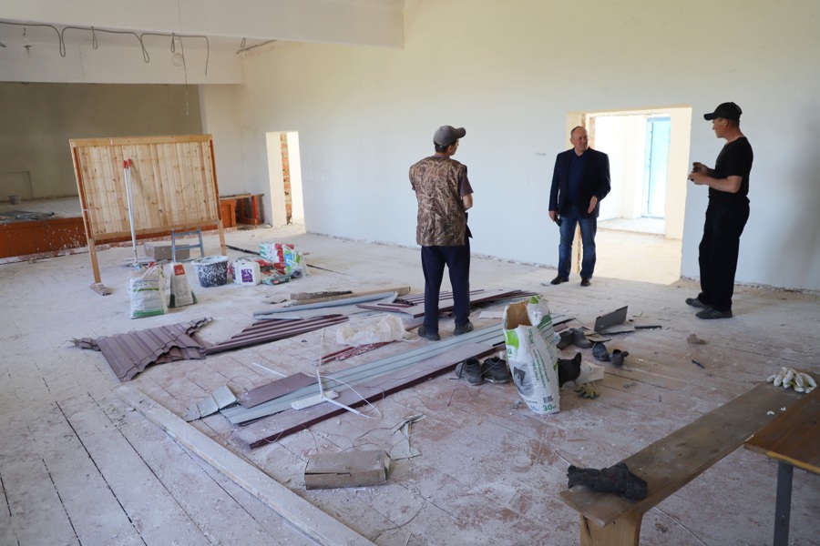 Глава Яльчикского округа Леонард Левый ознакомился с ходом строительно-ремонтных работ в Яманчуринском СДК