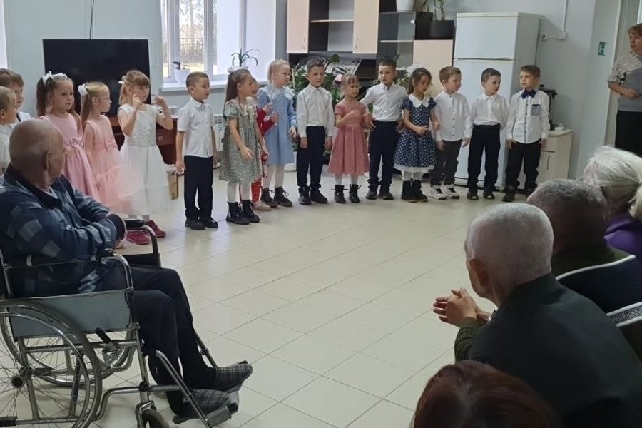 В Моргаушском муниципальном округе дети поздравили своих старших друзей