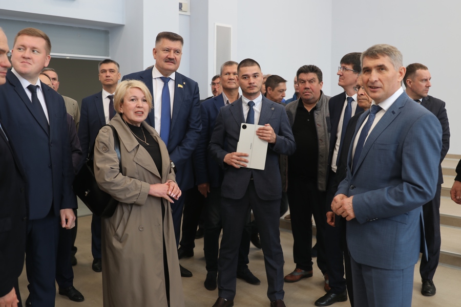 Глава Чувашской Республики Олег Николаев оценил ход строительства школы
