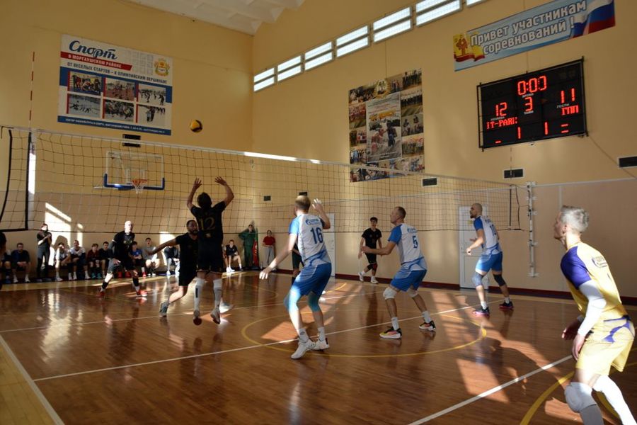 В 12-ый раз собрал всех снова легендарный Платон Давыдов на  турнир по волейболу: его знают, его помнят, чтят его память, он – в наших сердцах