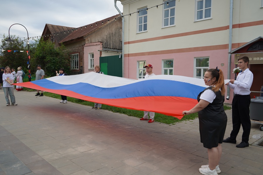 В Мариинско- Посадском округе отметили День России