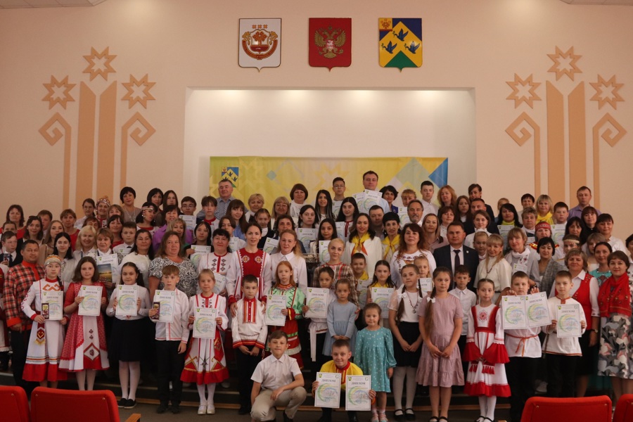 В Новочебоксарске состоялась торжественная церемония награждения городского Фестиваля-конкурса семейного чтения на родном (чувашском) языке «Читаю я и вся моя семья»