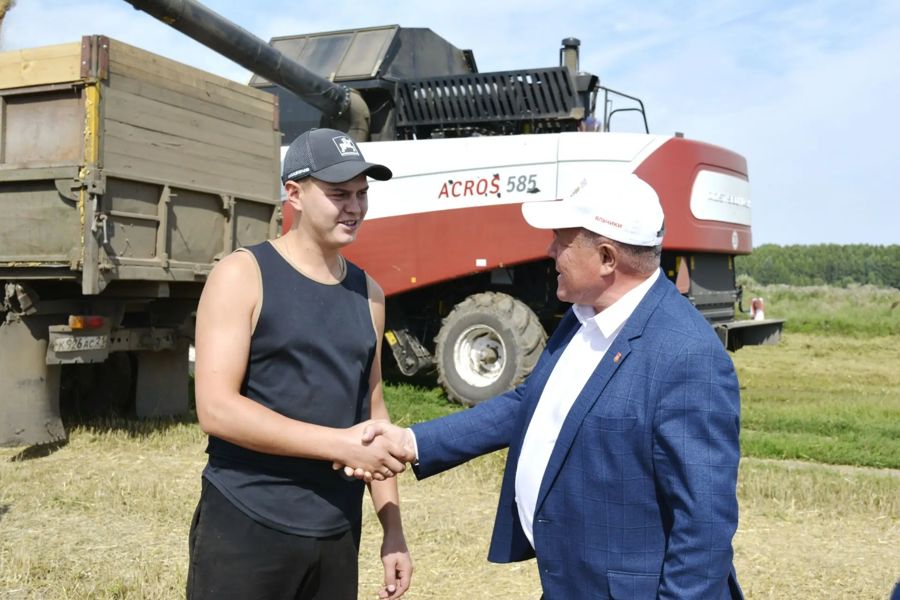 Глава округа Леонард Левый ознакомился с ходом уборки урожая в СХПК им. Ленина и КФХ Чернова С.В.