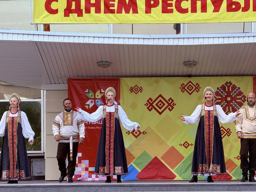 Народный ансамбль песни «Раздолье» из Владимирской области поздравил новочебоксарцев с Днем Республики