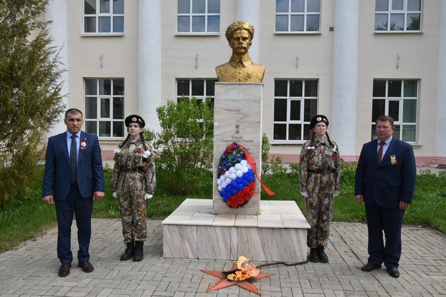 80-летие Победы в Великой Отечественной войне: жители округа возложили венок и цветы к памятнику Герою Советского Союза А.Н. Ленкину