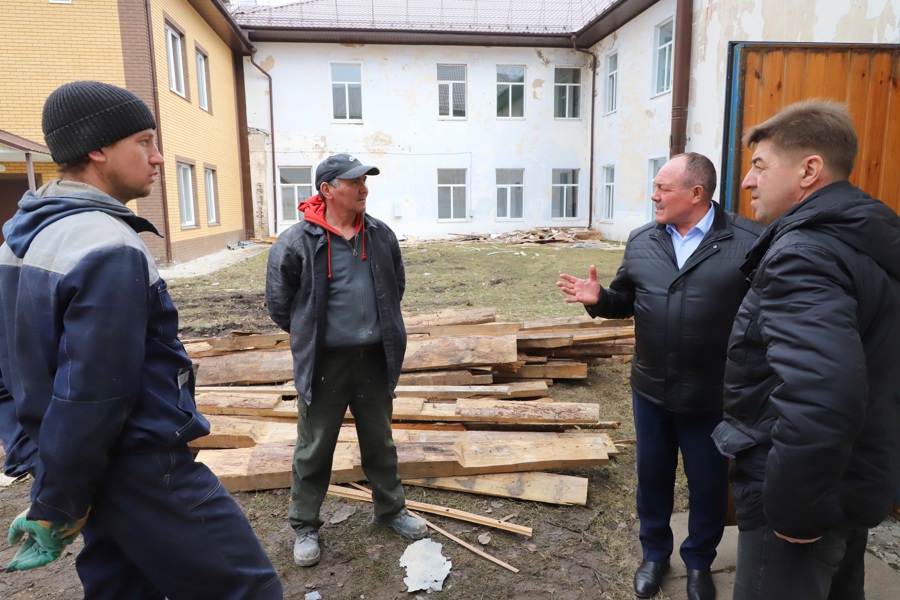 Глава Яльчикского муниципального округа Леонард Левый проинспектировал ход ремонтных и строительных работ в округе