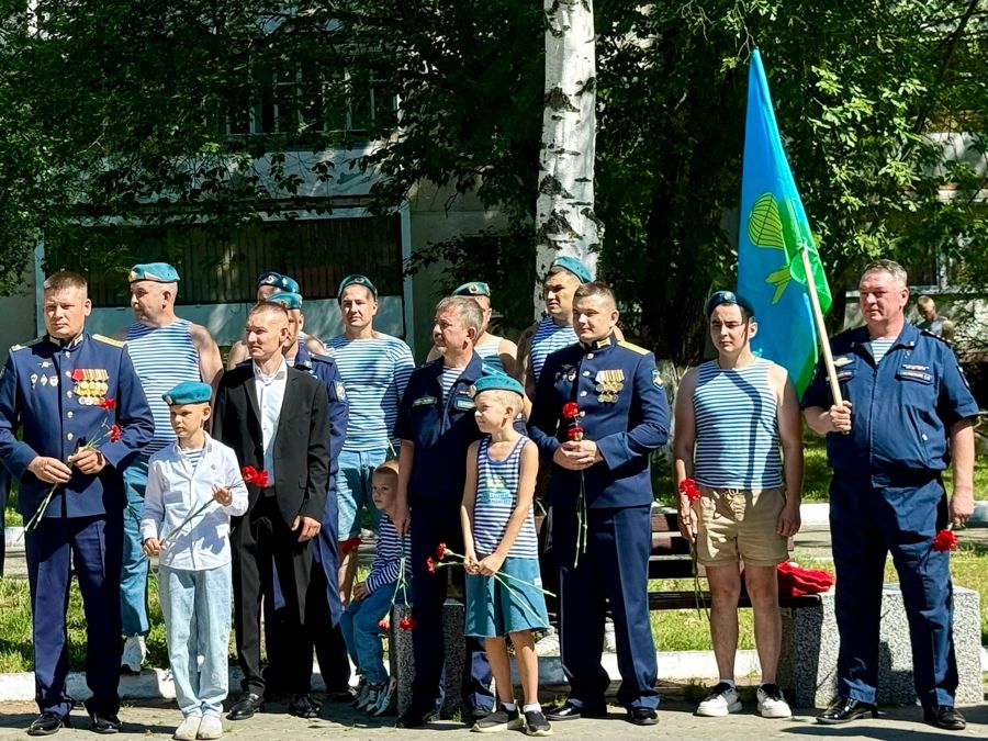 Глава Новочебоксарска Александр Алексеев поздравил десантников с Днем ВДВ