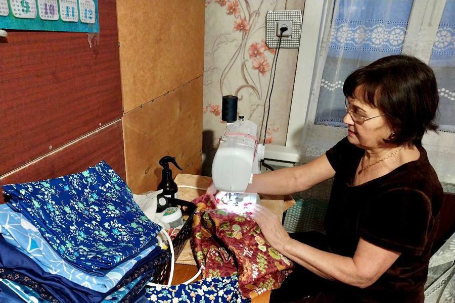 Ровная строчка для горячей точки: волонтеры шьют вещи для бойцов СВО