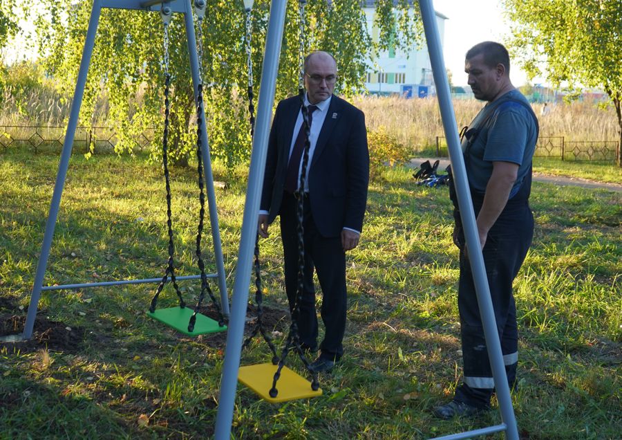 В детском парке на Коновалово обустраивают площадку для самых маленьких