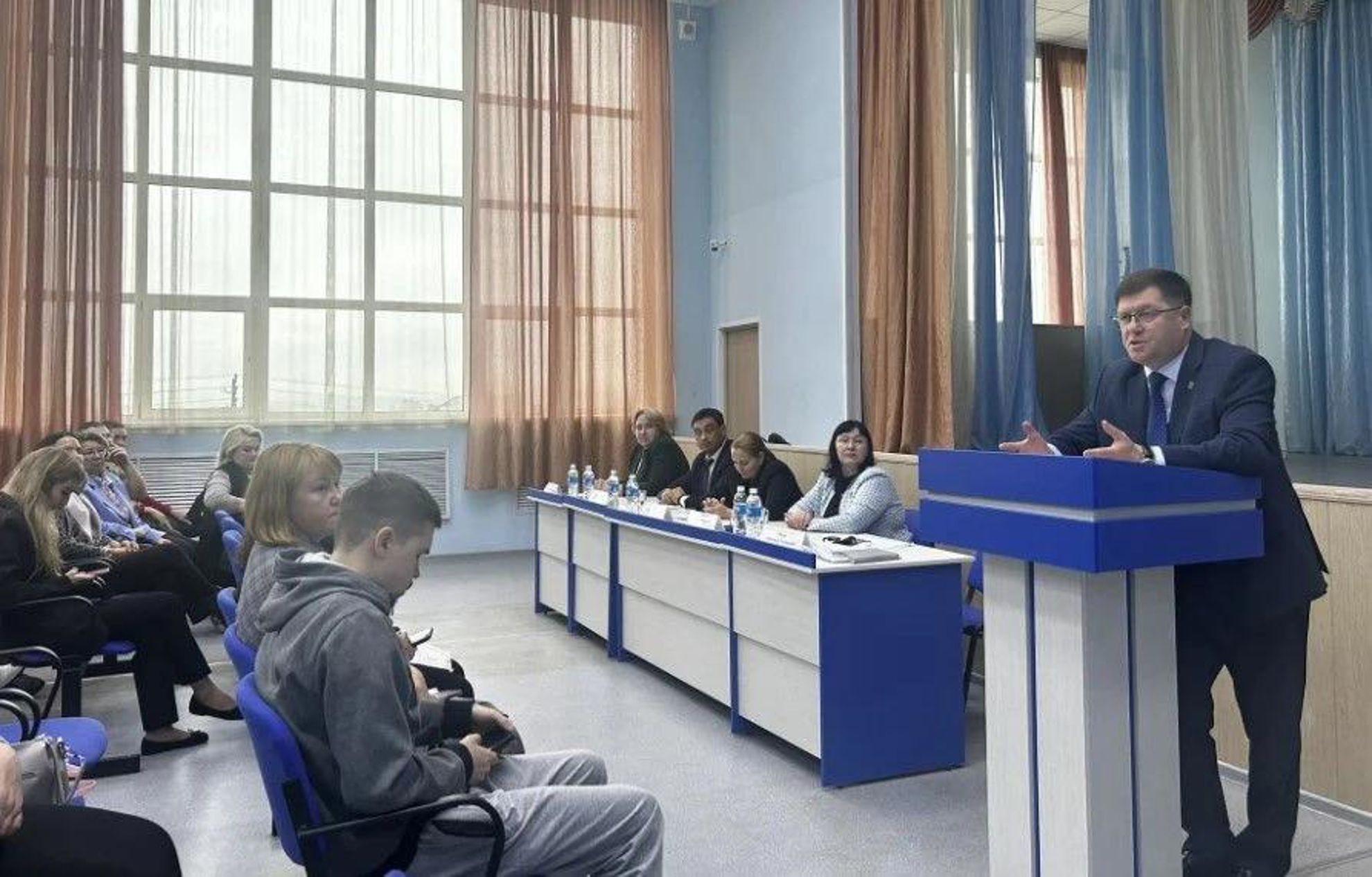 Единый информационный день в Калининском районе: открытый диалог с трудовыми коллективами