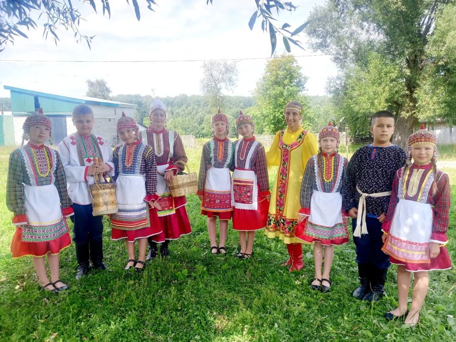 Детский фольклорный ансамбль«Шӑнкӑрма» оживил тишину поселков Мерезень и Алшихово в Год единства и дружбы народов
