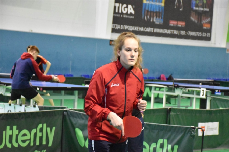 Ксения Анишева выступает на международных соревнованиях по спорту глухих в дисциплине «настольный теннис»