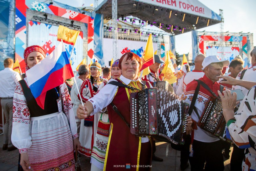 «Большая вечёрка» и концертная программа украсили фестиваль «Вышитая Россия»