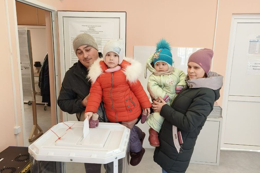 Всей семьёй – на выборы: жители  Шемуршинского округа приходят на участки семьями