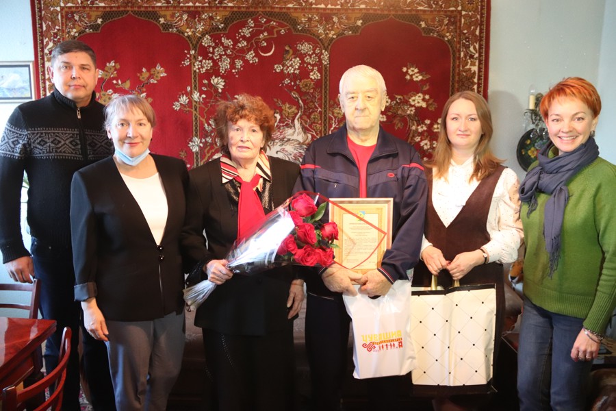 Накануне Дня Героев Отечества в Новочебоксарке на дому поздравили героев социалистического труда