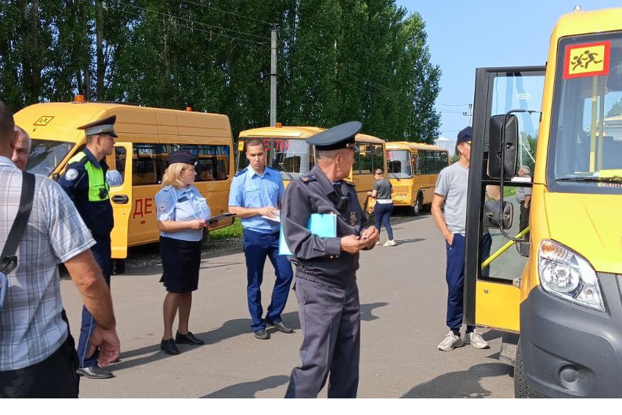 В преддверии начала нового учебного года в Янтиковском муниципальном округе состоялась проверка технического состояния школьных автобусов