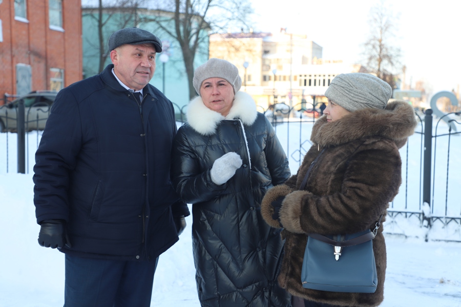 Обход территорий парка и площади перед администрацией