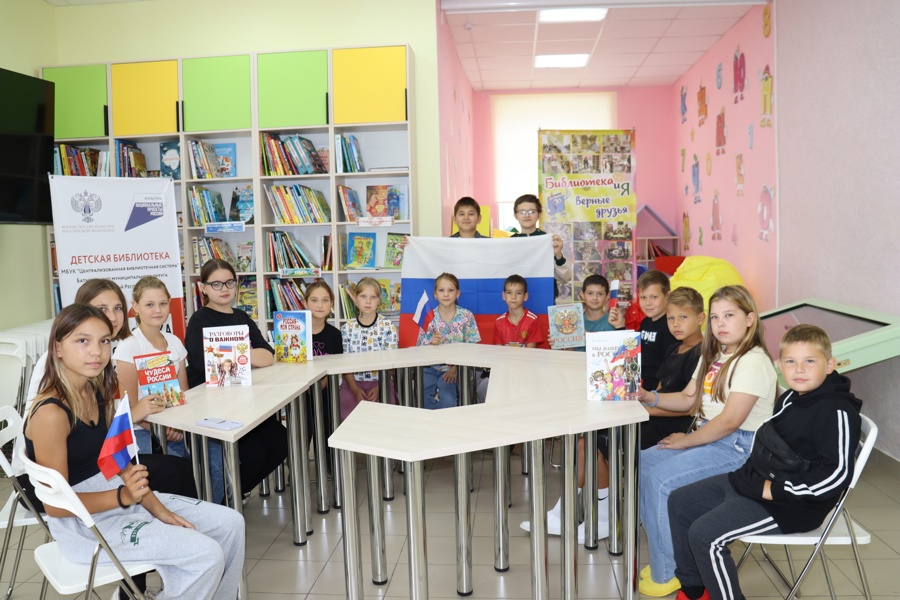 В Батыревской модельной детской библиотеке прошла квест-игра «Флаг России»
