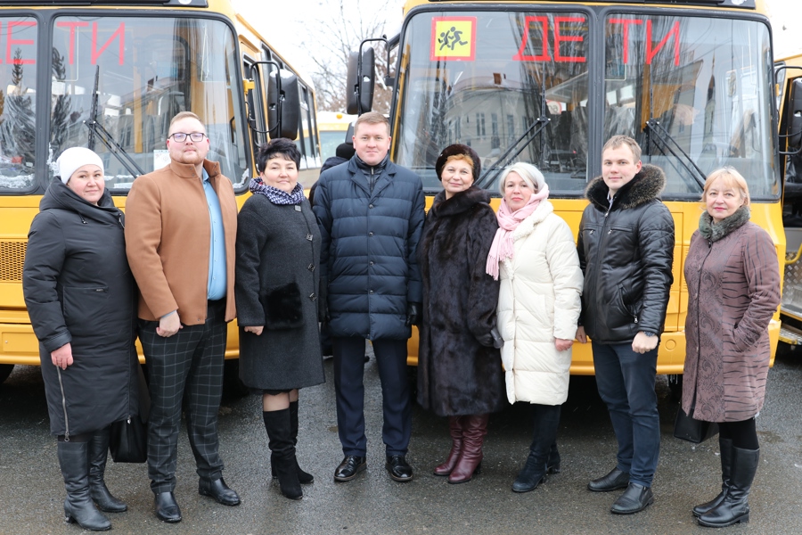 6 школ Чебоксарского округа получили новые школьные автобусы